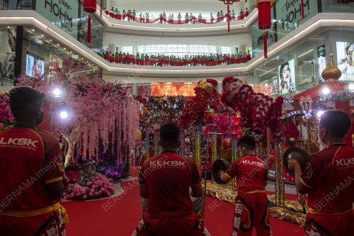 TARIAN SINGA MENJELANG TAHUN BARU CINA