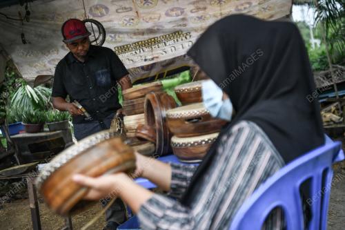 TUKANG PAIP PEMBUAT REBANA