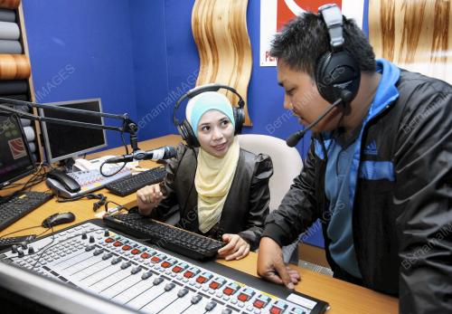 FEA08_11012012_DEEJAY_RTM