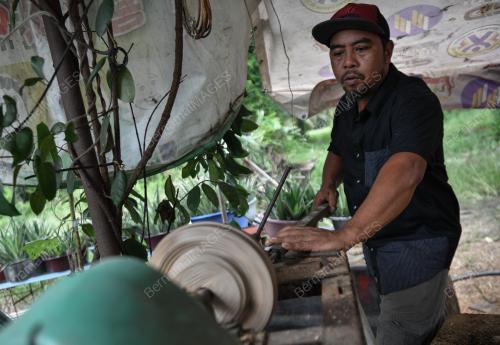 TUKANG PAIP PEMBUAT REBANA
