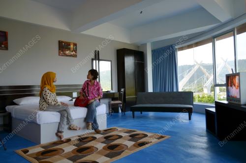 FEA09_18012013_MK_LAND_HOTEL
