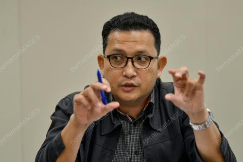 AHMAD MAHATHIR MOHD HILMI