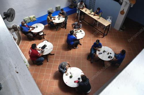 KEBENARAN MAKAN DALAM KEDAI