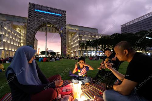 BERBUKA DI DATARAN PUTRAJAYA