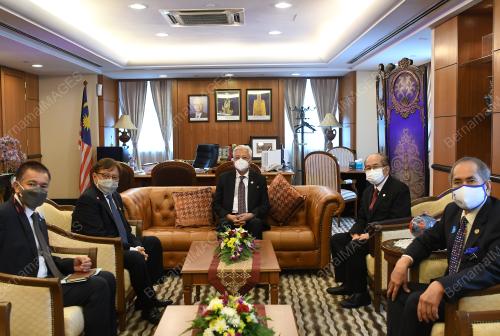 DATUK SERI ISMAIL SABRI YAAKOB