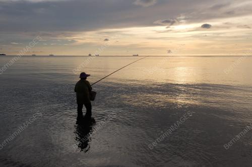 MEMANCING PESISIR PANTAI LABUAN