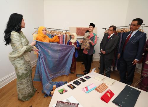 TUNKU AZIZAH AMINAH MAIMUNAH ISKANDARIAH