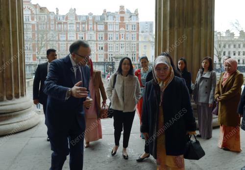 TUNKU AZIZAH AMINAH MAIMUNAH ISKANDARIAH