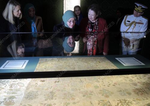 TUNKU AZIZAH AMINAH MAIMUNAH ISKANDARIAH
