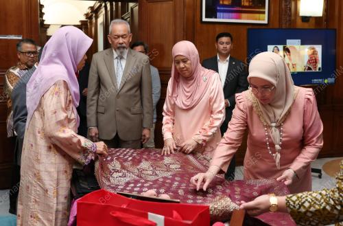 TUNKU AZIZAH AMINAH MAIMUNAH ISKANDARIAH