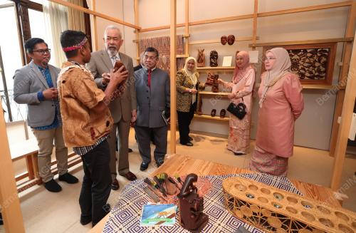 TUNKU AZIZAH AMINAH MAIMUNAH ISKANDARIAH