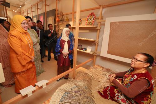 TUNKU AZIZAH AMINAH MAIMUNAH ISKANDARIAH