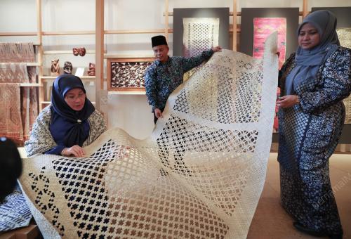 TUNKU AZIZAH AMINAH MAIMUNAH ISKANDARIAH