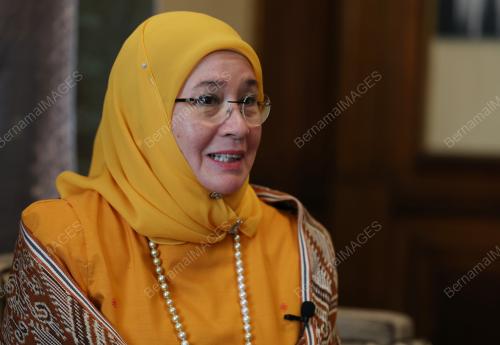 TUNKU AZIZAH AMINAH MAIMUNAH ISKANDARIAH
