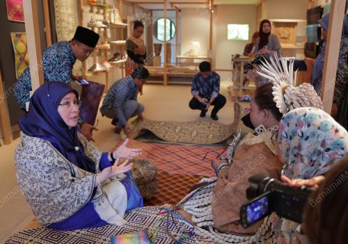 TUNKU AZIZAH AMINAH MAIMUNAH ISKANDARIAH