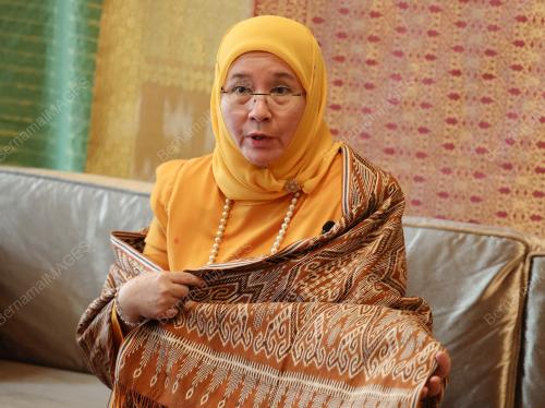 TUNKU AZIZAH AMINAH MAIMUNAH ISKANDARIAH
