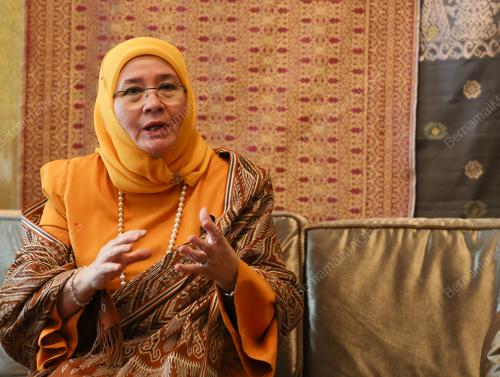 TUNKU AZIZAH AMINAH MAIMUNAH ISKANDARIAH