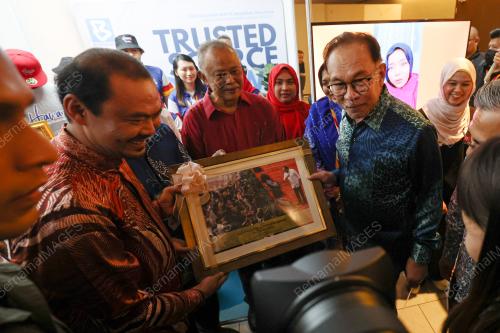 DATUK SERI ANWAR IBRAHIM