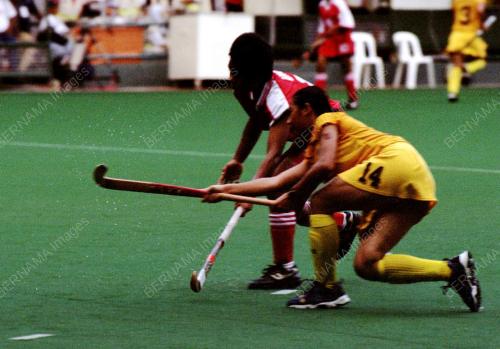 HKW01-09 09 2001 HOCKEY