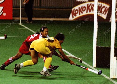 HKW03-09_09_2001_HOCKEY_10092001