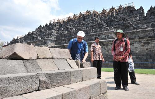 IDN01_19092012_RAIS_BOROBUDUR