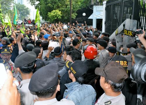 DEMONSTRASI DI HADAPAN KEDUTAAN MALAYSIA DI JAKARTA