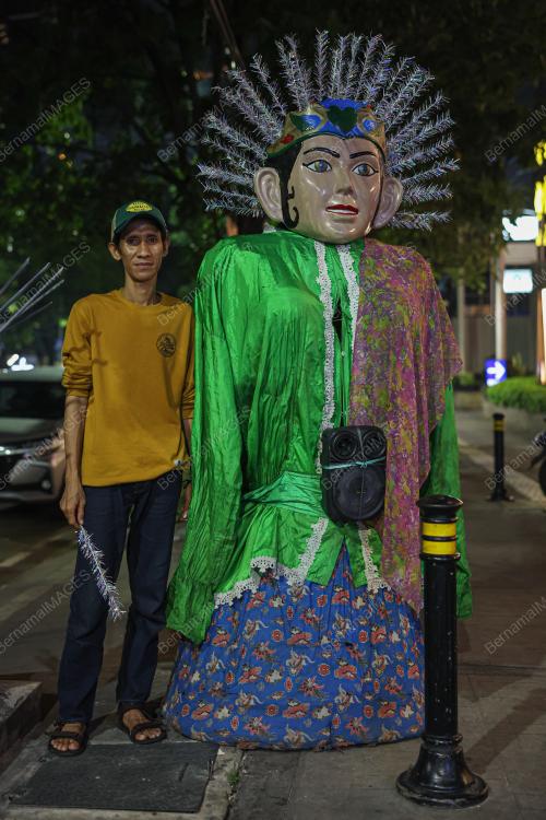 KOSTUM ONDEL ONDEL SUMBER REZEKI