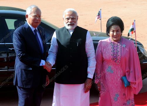 IDN03_01042017_PM_INDIA