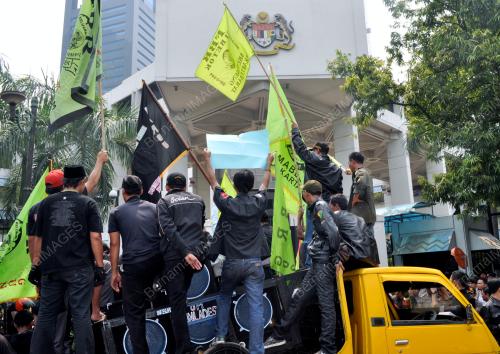 DEMONSTRASI DI HADAPAN KEDUTAAN MALAYSIA DI JAKARTA