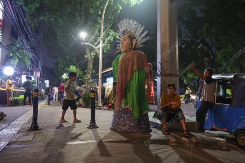 KOSTUM ONDEL ONDEL SUMBER REZEKI