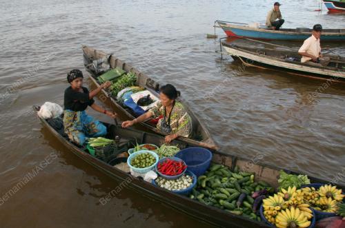 PASAR TERAPUNG BANJARMASIN