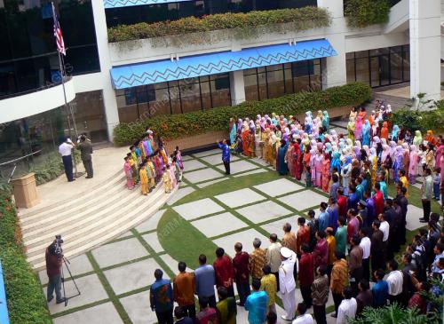 MENAIKKAN JALUR GEMILANG