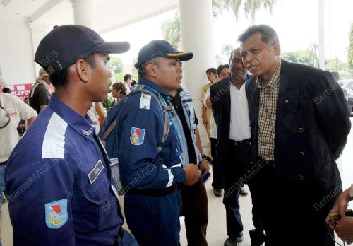 DR SURIN PITSAWAN
