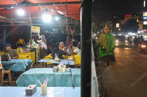 KOSTUM ONDEL ONDEL SUMBER REZEKI
