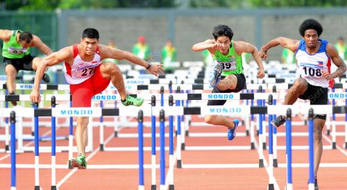 IDN08_18122014_LOMPAT_PAGAR