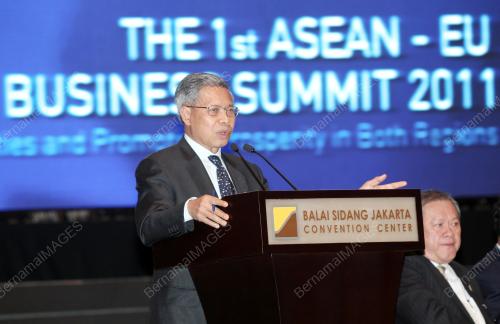 DATUK SERI MUSTAPA MOHAMAD