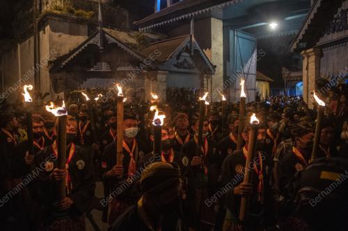 PERAYAAN KIRAB PUSAKA ACARA "KEBO BULE"