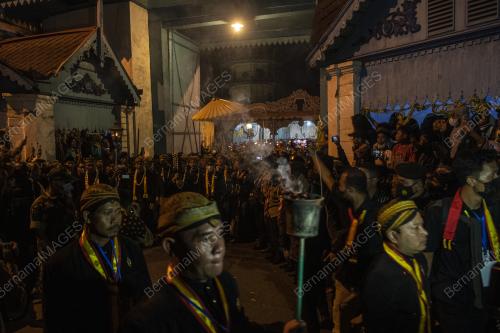 PERAYAAN KIRAB PUSAKA ACARA "KEBO BULE"