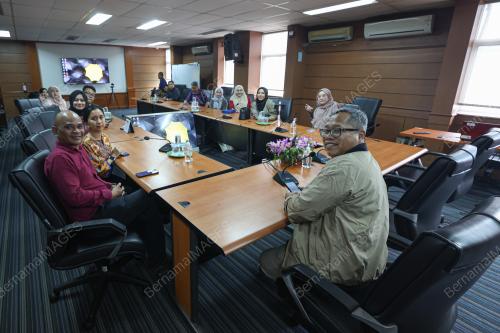 ISWAMI MALAYSIA KUNJUNG DEWAN PERS