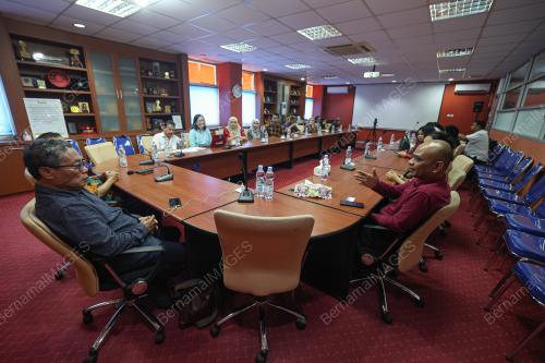 ISWAMI MALAYSIA KUNJUNG PWI PUSAT