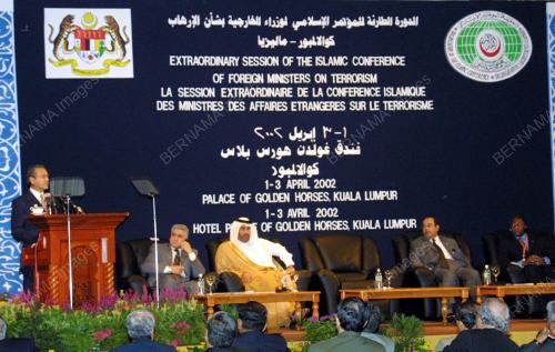 IFM01_01042002_OPENING