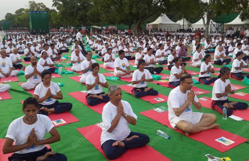 IND01_22062015_YOGA