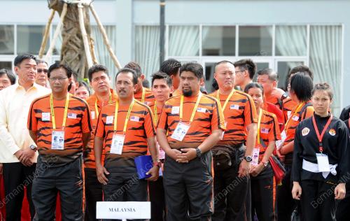 IND02_09122014_ATLET_BENDERA