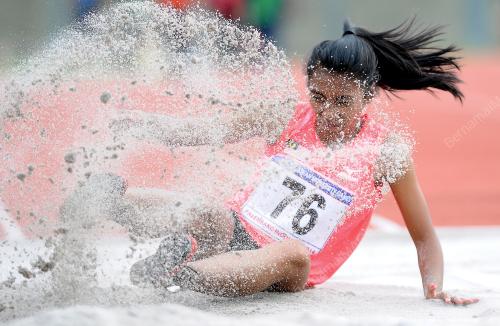 IND09_15122014_LOMPAT_JAUH_WANITA