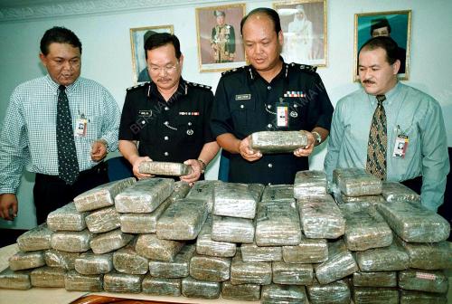 JB0125_09_2000_GANJA_82_25092000