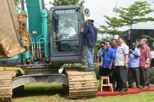 JB01_01052018_PELEBARAN_JALAN