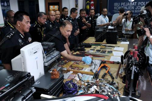 JB01_02012012_POLIS