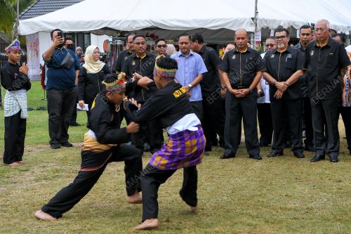 DATUK SERI MAHDZIR KHALID
