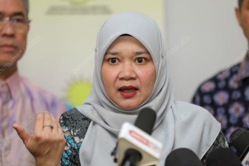 FADHLINA SIDEK 