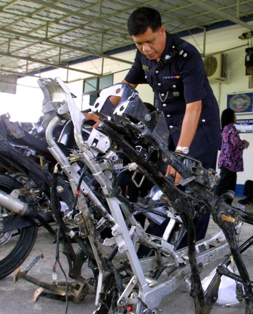 POLIS TAHAN LIMA LELAKI INDON.